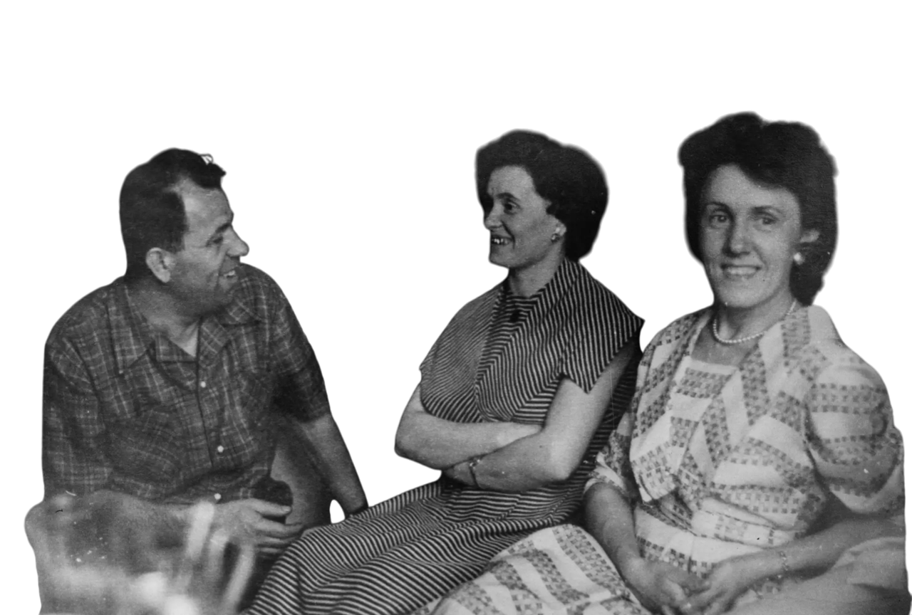 duas mulheres de 55 anos e um homem de mesma idade